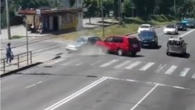 У Вінниці на перехресті Хмельницького шосе та вулиці Трамвайної 18 червня сталася дорожньо-транспортна пригода за участю двох легковиків — Nissan і Lada. Аварію зафіксували камери відеоспостереження Ситуаційного центру міста. Як повідомляють у Центрі, ін