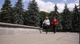 У Вінниці жінки поважного віку активно займаються скандинавською ходьбою. Щотижня вони проходять кілька кілометрів у парках міста під наглядом медичної сестри — для зміцнення здоров’я, підтримки гарного самопочуття й піднесеного настрою.  Як розповіла в.о