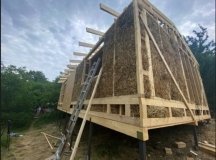 На Вінниччині волонтери з різних країн зводять екологічне житло для переселенців