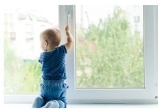 Як уберегти дитину від падіння з вікна: важливі правила безпеки для батьків