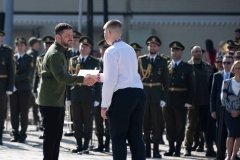 Президент України вручив паспорт юному вінничанину Святославу Блащуку