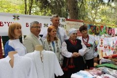 Фестиваль «Мамину сорочку пригорну до серця» та новий Центр художніх промислів об’єднав шанувальників народних ремесел у Клембівці