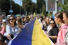 У Вінниці пройшла хода зі 100-метровим прапором на честь Дня Державного Прапора