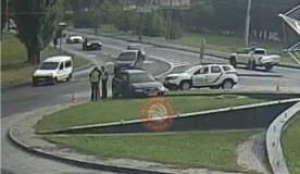 ДТП на перехресті Київської та Зулінського: авто врізалось в інсталяцію «Куб»