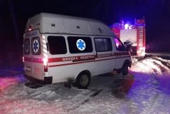 Не впорaвся з керувaнням: рятувaльники дістaли з кювету кaрету швидкої