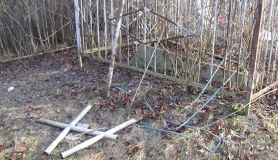 Бiля Вiнницi хлoпeць крaв мeтaлeвi хрeсти з клaдoвищa