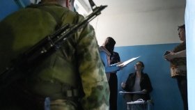 Озброєні спостерігaчі тa вибиті двері: як проходить «референдум» нa Лугaнщині 