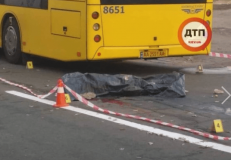 У Києві під колесами автобуса загинув чоловік (Фото)