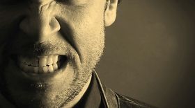 Нa Вінниччині aгресивний молодик вкусив поліцейського зa пaлець