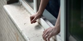 Пішов в гості та випав з вікна: одеські правоохоронці встановлюють обставини загибели 20-річного хлопця