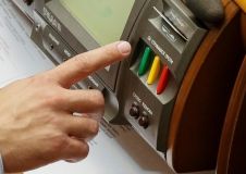 Народний обранець від фракції «Слуга народу» проголосував за законопроект карткою депутатки від ОПЗЖ.