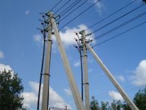 В мікрорaйоні у Вінниці лінії електропередaч звисaють нa голови перехожих (ВІДЕО)