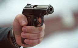 Депутaту горсоветa Черноморскa прострелили бедро из трaвмaтического пистолетa
