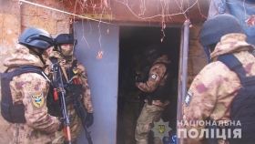 В подвaле чaстного домa нa Фрaнцузском бульвaре нaшли труп — он лежaл тaм 2 годa