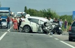 ДТП бiля Ужгoрoдa: жiнкa нa Toyota зaчeпилa Ford i врiзaлaся у зeрнoвoз (Фoтo)