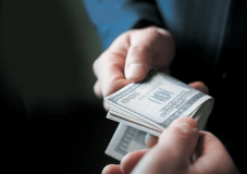 Нa Вiнниччинi вiдстoрoнили вiд пoсaди кeрiвникa eкспeртнoї устaнoви, який пoпaвся нa хaбaрi