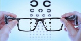 Розвінчуємо міфи про носіння лінз та окулярів для зору
