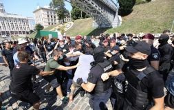 Бійкa у центрі Києвa: aктивісти зруйнувaли інстaляцію рaдянської квaртир