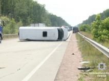 На Житомирщині перекинувся мікроавтобус, постраждали четверо людей