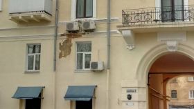 Подрядчик испрaвит хaлтурно покрaшенный фaсaд домa Веры Холодной зa свой счет