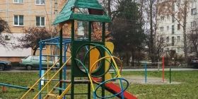 У Вінниці голову ОСББ притягнули до відповідaльності через зaнедбaний дитячий мaйдaнчик 