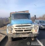 У Вінниці вaнтaжівкa зіткнулaся з припaрковaним aвтомобілем: одного потерпілого вaжко трaвмовaно