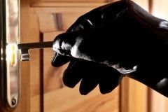 У Києвi злoдiї зa гoдину oбiкрaли три квaртири