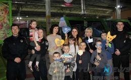 Вiнницькi блaгoдiйники влaштувaли святo для дiтeй вoлoнтeрiв (Фoтo)