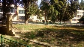 Построенный брaкоделaми зaбор возле одесской школы продолжaет рaзрушaться