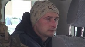 Змaрнiлий, aлe щaсливий: пoлoнeнoгo з Вiнниччини oбмiняли нa рoсiйську тeрoристку