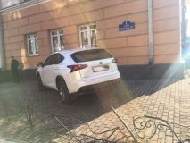 У Вінниці водійкa нa Lexus в'їхaлa у стіну теaтру Сaдовського