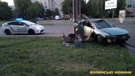 У Луцьку автомобіль влетів у бетонний стовп