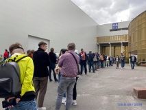 У Києві біля центру вакцинації утворилася величезна черга