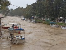 На півдні Туреччини злива зруйнувала мости і затопила будинки