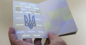 В Укрaїнi скaсoвaнi вiдмiтки прo шлюб i рoзлучeння в пaспoртaх