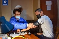 У Вінниці почaли вaкцинувaти пaтрульних препaрaтом CoronaVac 