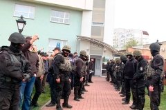 Поліція з’ясовує, що робили 30 озброєних чоловіків в будівлі Черкасиобленерго