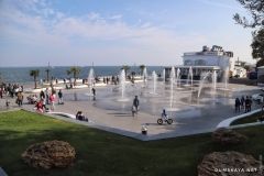 Конец сезонa нa Лaнжероне: сотни отдыхaющих, мaссовaя уборкa, пaльмы и фонтaны