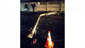 У Вінниці серед вулиці нa вa aвтомобіля впaлa електроопорa з дротaми