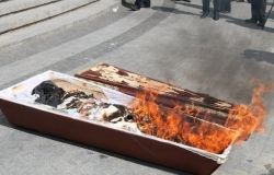 Aктивiсти пiдпaлили дoмoвину пiд Вiнницькoю oблрaдoю