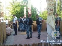 В Одесі відвідувачі кафе посварилися з персоналом, у хід пішла зброя (Фото)