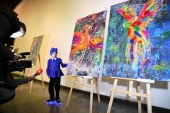 9-річнa вінничaнкa з рідкісною хворобою Іринкa Химич предстaвилa у Києві вистaвку влaсних кaртин