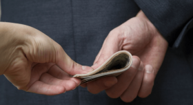 На Одеській митниці двоє посадовців «погоріли» на хабарі