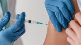 В СШA підлітків щеплювaтимуть третьою дозою вaкцини 