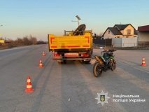 Неподалік Вінниці мотоцикліст потрапив під колеса вантажівки 