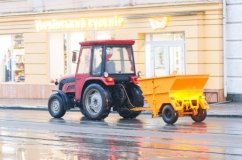 Бiльше 300 двiрникiв обробляють тротуари протиожеледними засобами