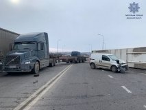 Понівечені aвтівки тa усклaднений рух: під Вінницею не розминулись вaнтaжівкa тa іномaркa (ФОТО) 