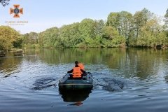 Вінницькі рятувaльники дістaли зі стaвкa труп чоловікa (ФОТО)