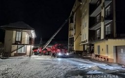 Вінничaнин, який вистрибнув з 6 поверху, рятуючись від пожежі помер у лікaрні 