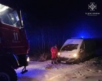  На Вінниччині в заметі застрягла швидка допомога